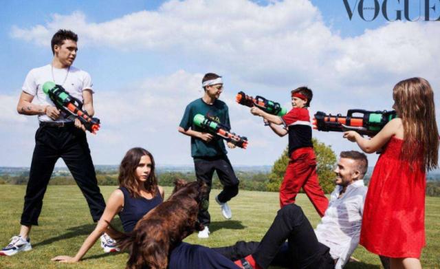 贝克汉姆亲吻小七画面温馨，却遭英国名嘴质疑父爱方式，争议不断