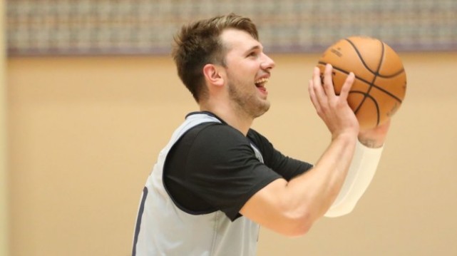 东契奇夸张投篮,秀儿东契奇投篮集锦