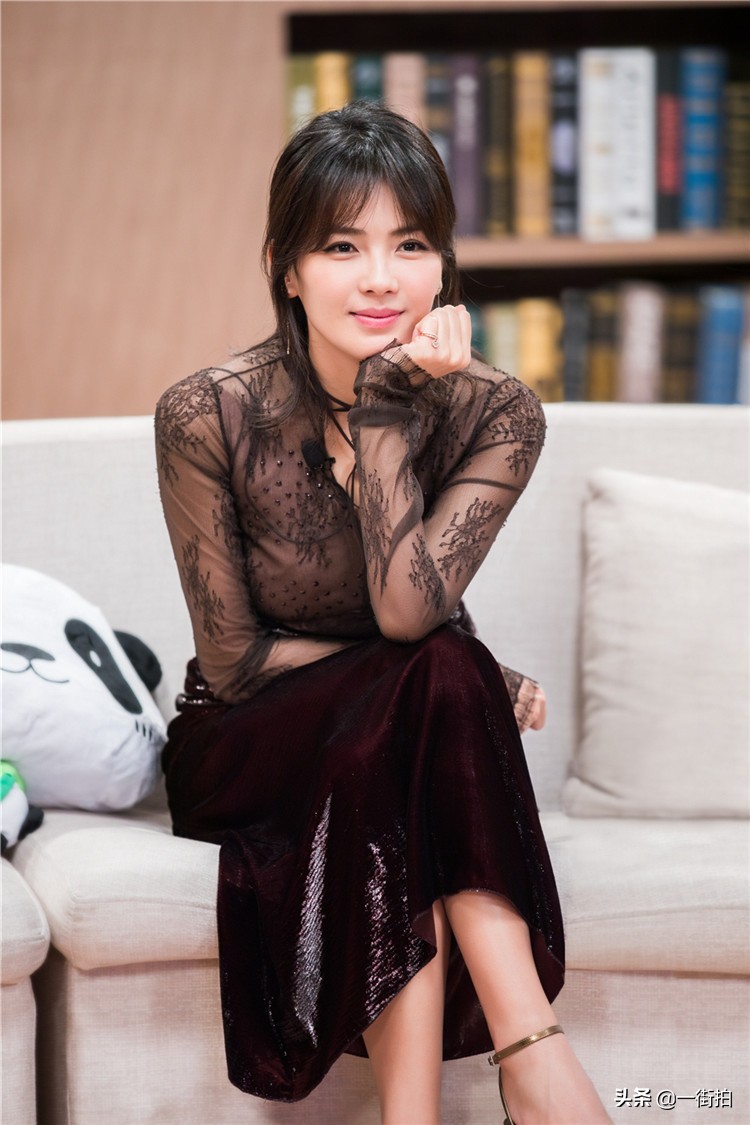 46岁袁立晒自拍打扮似贵妇,袁立蕾丝裙