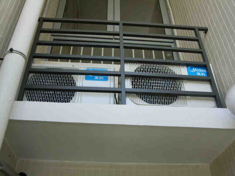 说好空调免费上门安装，为什么师傅装完还要收费300块？拿他没辙