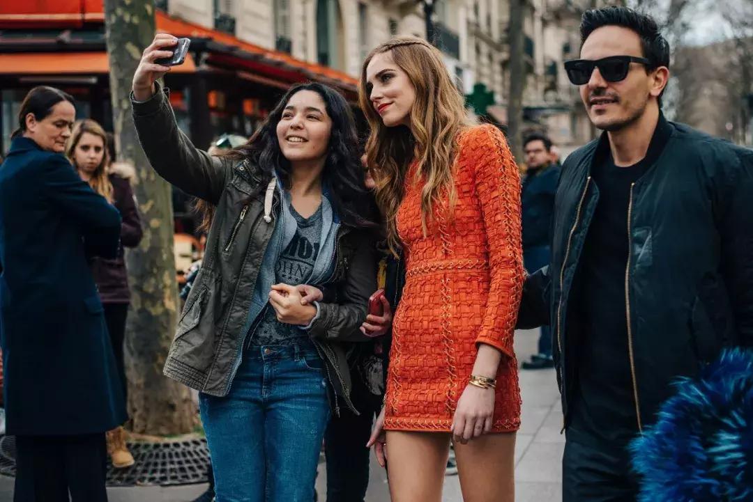 不爱买衣服的女人心理有问题吗,女人爱买衣服是不是一种病