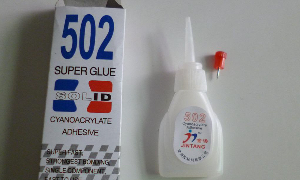 发现孩子误食胶水，爸爸急救方法获赞，家长们不能忽视的安全问题