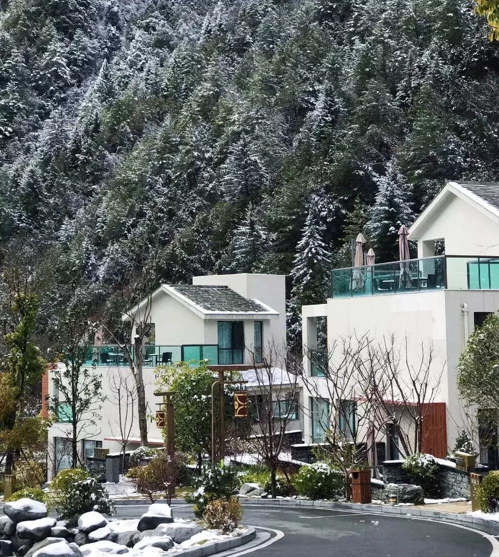 阿坝州又一处绝对秘境,雪山红石全部免费看,成都出发可耍2天!