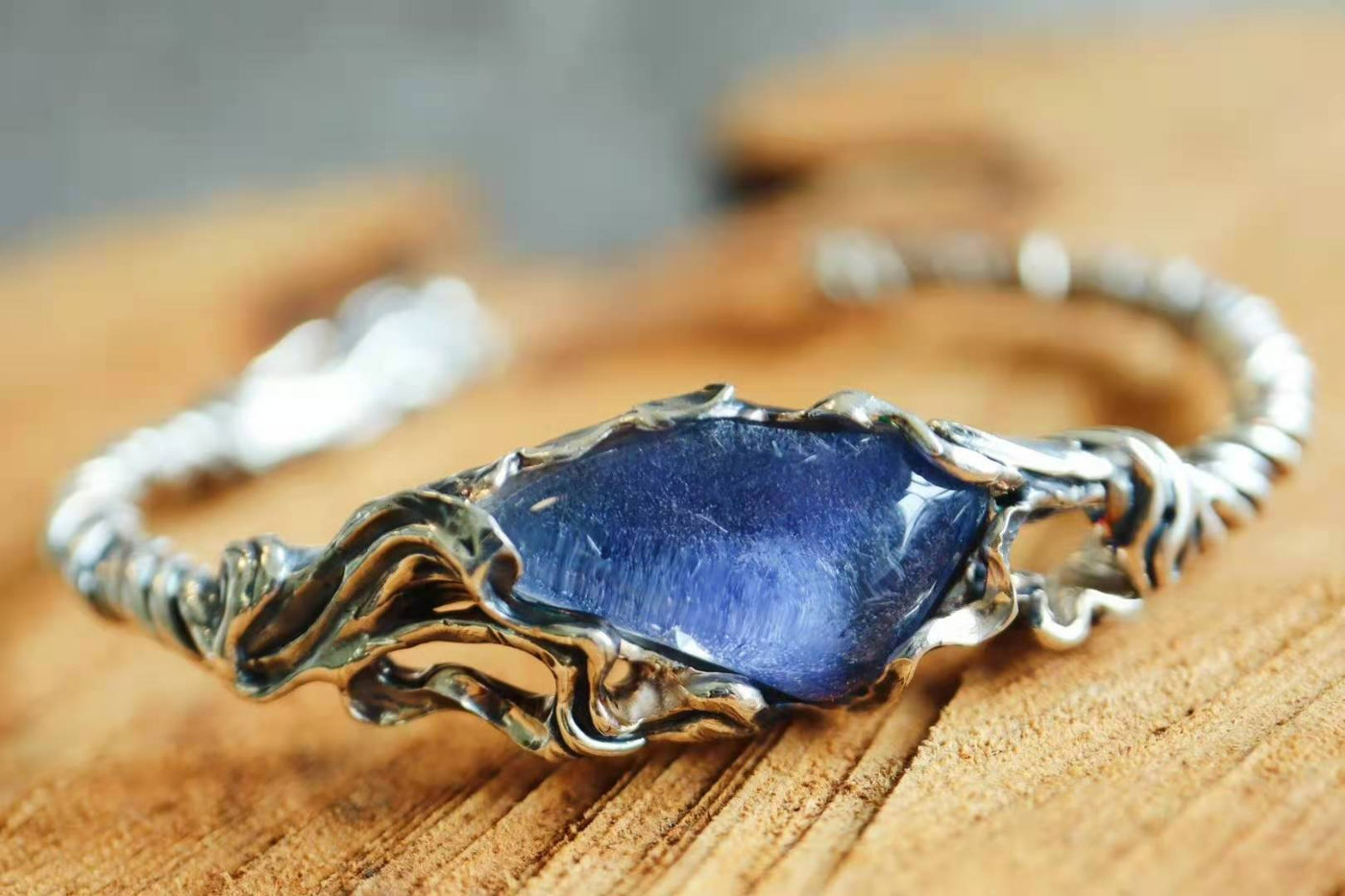 白底青手镯适合多大年纪戴,碧玉手镯适合多大年纪戴