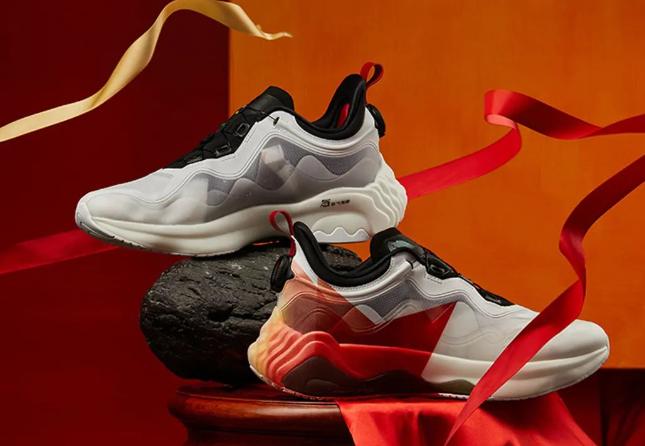 安踏颁奖服国旗版,安踏星标系列奥运领奖鞋