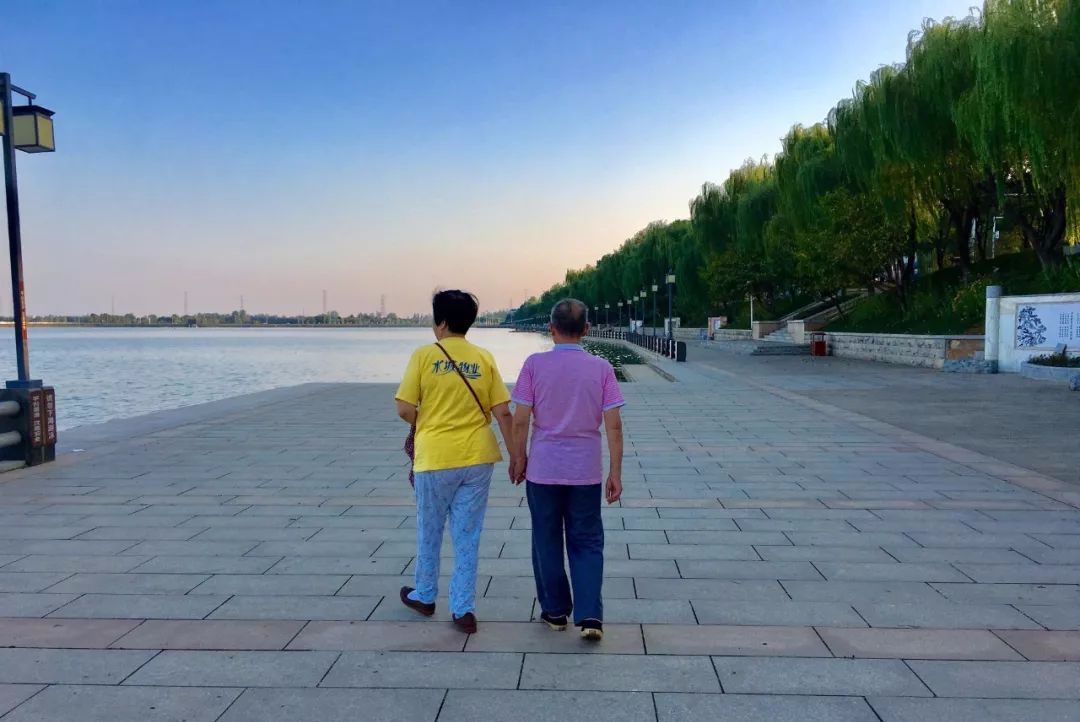 一个老实人的世态炎凉感人故事,一个老实人的世态炎凉引人深思