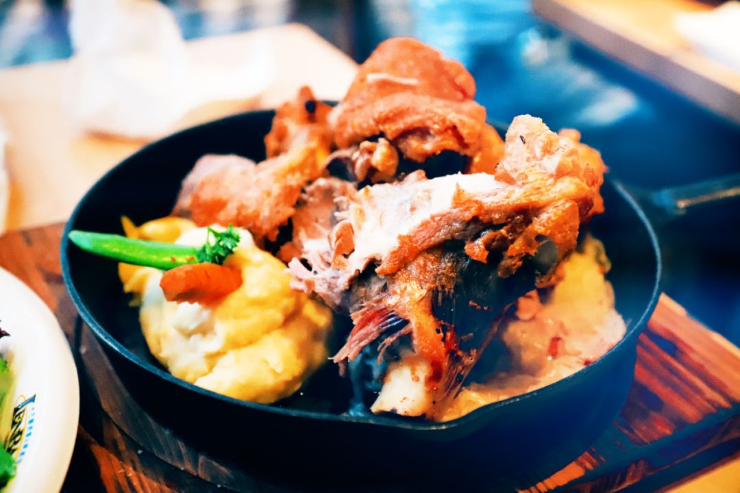 开心仪的车，吃德国美食，人生圆满不过如此！吉食到，开饭咯！