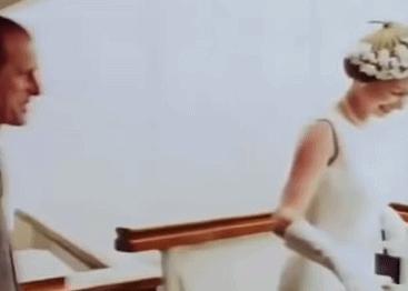 英女王下令封杀50年！王室私生活*片禁**遭泄露，百万人在线吃瓜