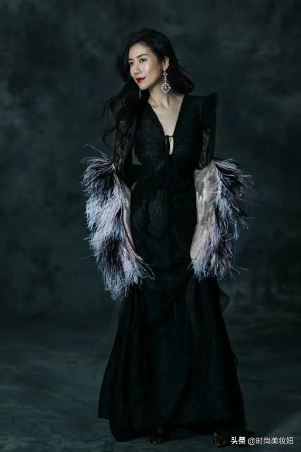 温峥嵘斜肩裙图片,温峥嵘穿衣服风格