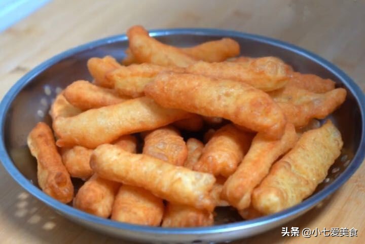油条家庭版怎么做酥软好吃,油条配方和做法简单又好吃