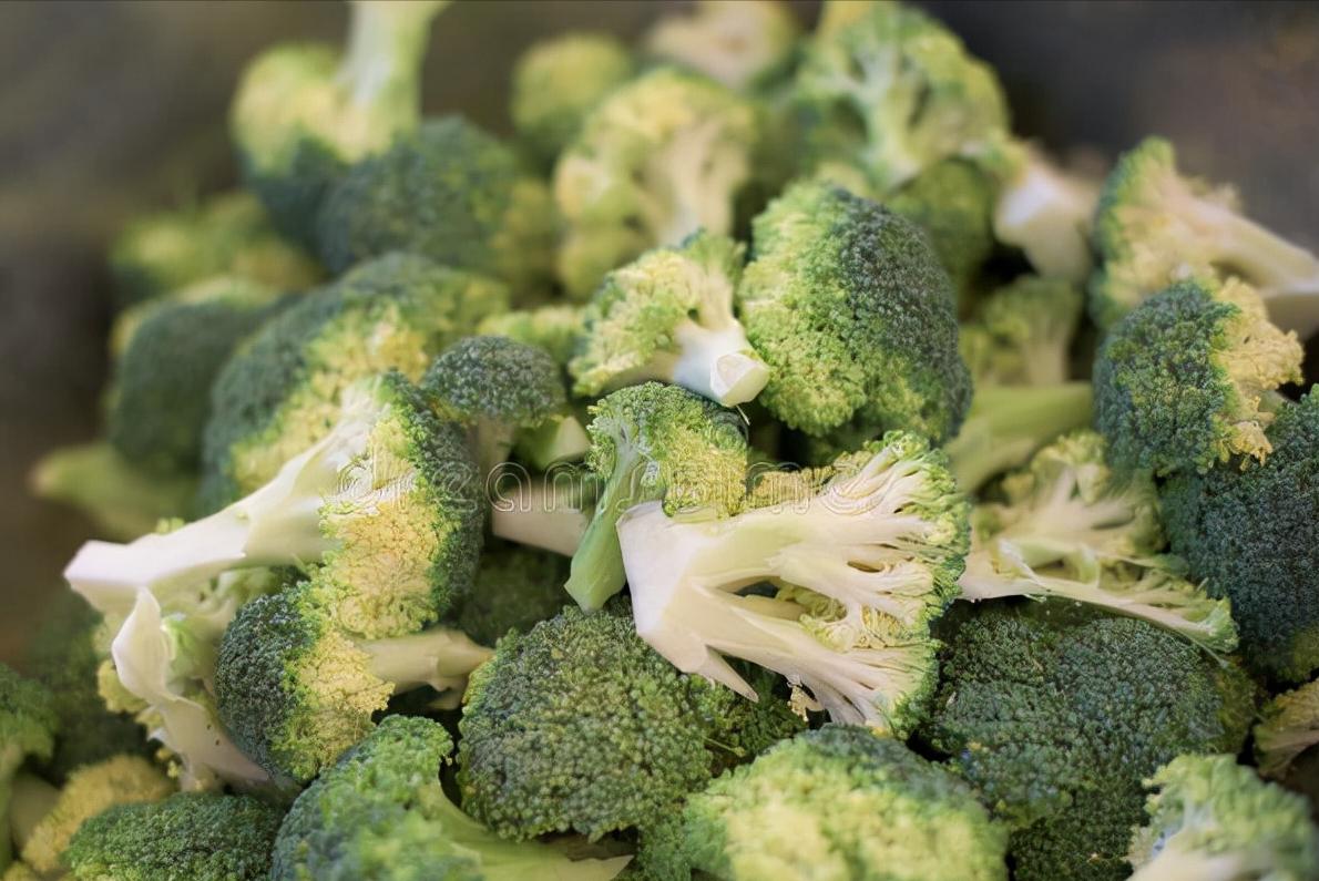 炒西兰花要焯水还是直接炒,炒西兰花焯水或直接下锅炒就错了