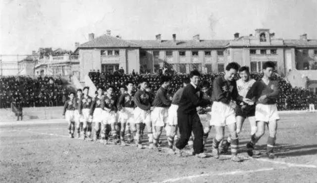 天津民园体育场拍摄地点,站在观众席上