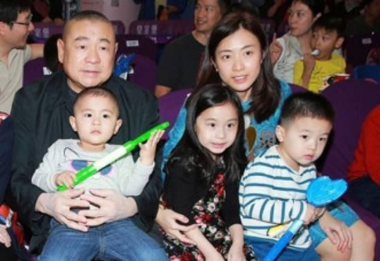 刘銮雄与吕丽君甘比同行,刘銮雄吕丽君逛街港媒