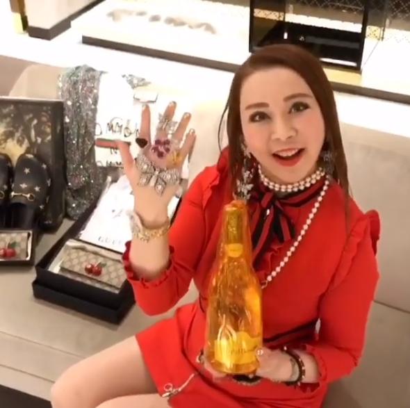 日本富婆穿皮草狂买奢侈品炫富,包包一次背三个,钻戒要戴超大号