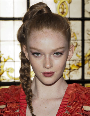 别再扎丸子头了这样扎才好看,杨紫同款发型两边麻花辫