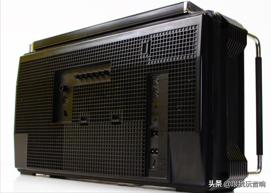 这是一款80年代根德公司推出的Satellit2400SL多波段便携式收音机