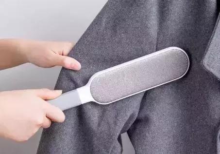 去除布料沙发静电,衣物粘上了毛球清除方法