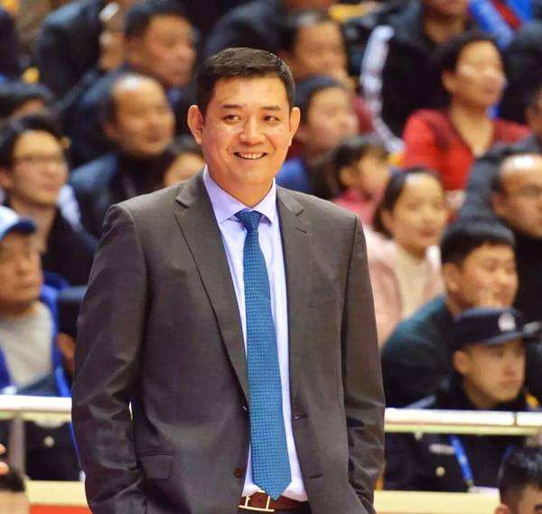 巩晓彬之子今已子承父业,长相神似巩晓彬,被誉为丁彦雨航接班人