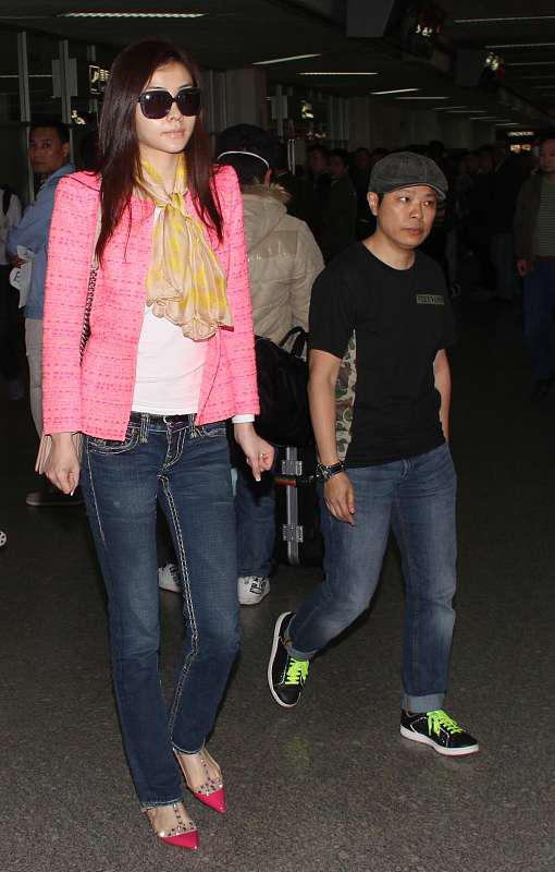 40岁熊黛林素颜出镜整理衣物,熊黛林最新出镜照片