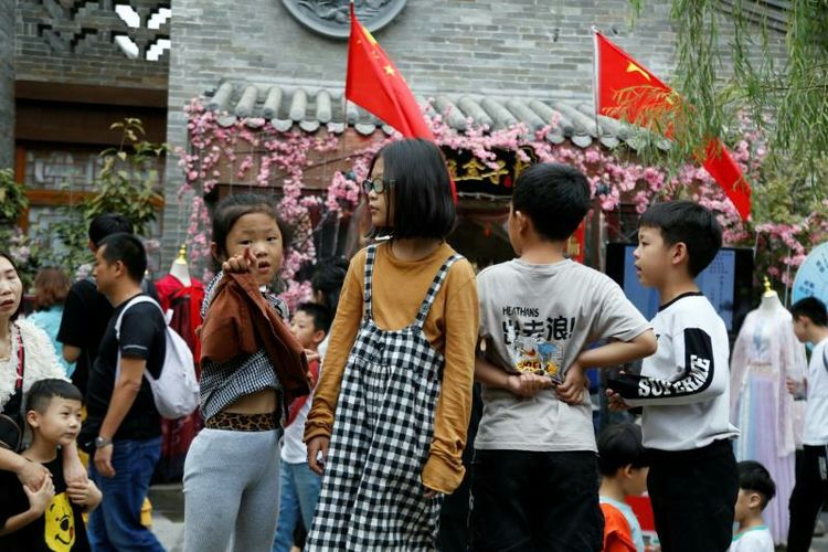 庆国庆出门扫街拍照，专门拍摄娃娃照片，展示洛阳休闲生活