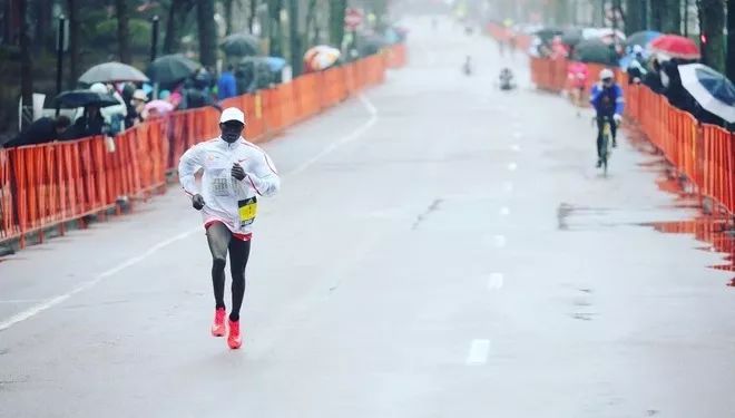 零下17℃，川内优辉跑出2:18:59的成绩靠这3点！