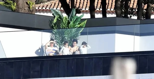 梅西和c罗在球场对抗,梅西自我隔离