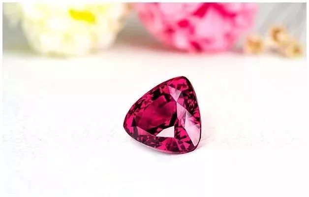 10种“名媛”级石榴石：红过红宝石、绿过祖母绿，比钻石更闪