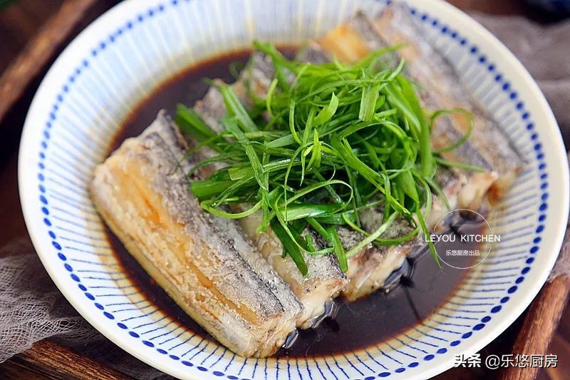带鱼段油炸的蒸带鱼家常做法,蒸带鱼怎么做好吃又简单家常做法