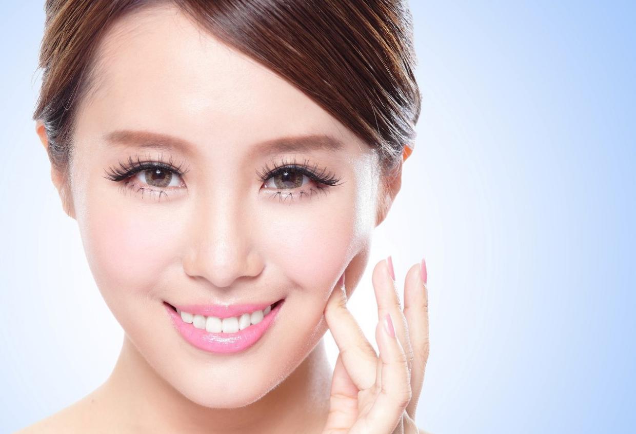 涂粉底液的小技巧,涂粉底液的正确方法不卡粉