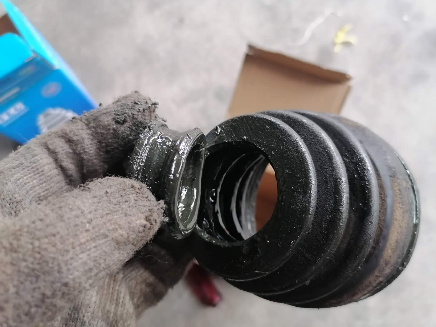 奇骏半轴球笼漏油的后果,奇骏半轴球笼坏了