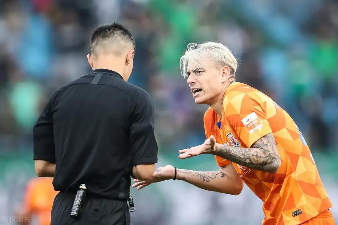 鲁能争议判罚视频回放,裁判对鲁能争议判罚集锦