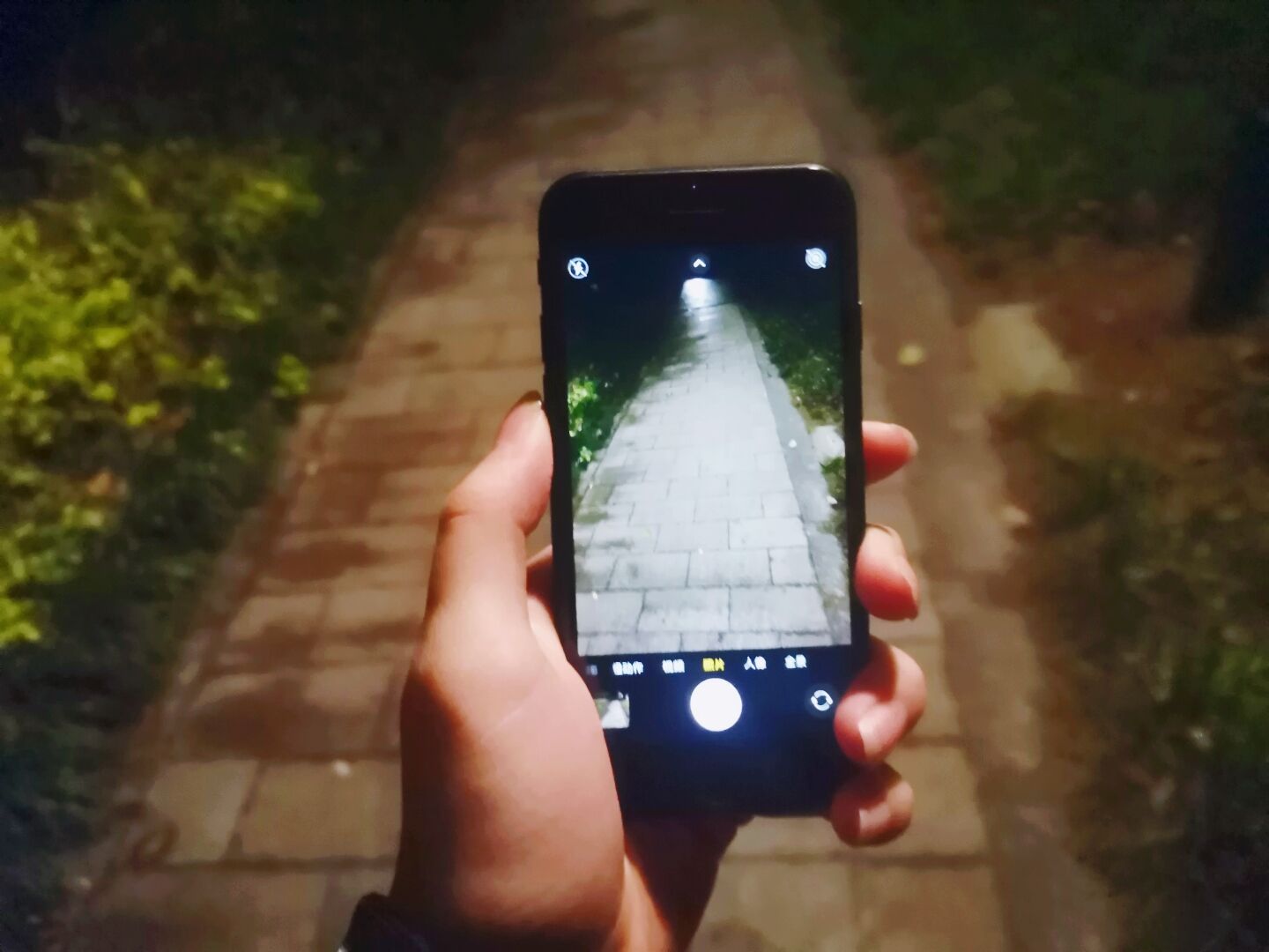 新款iphonese为什么争议那么大,iphonese还值不值得购买