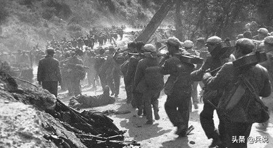 1962年攻下印军仓库,战士穿印度军装,吃印度罐头,猛追逃敌