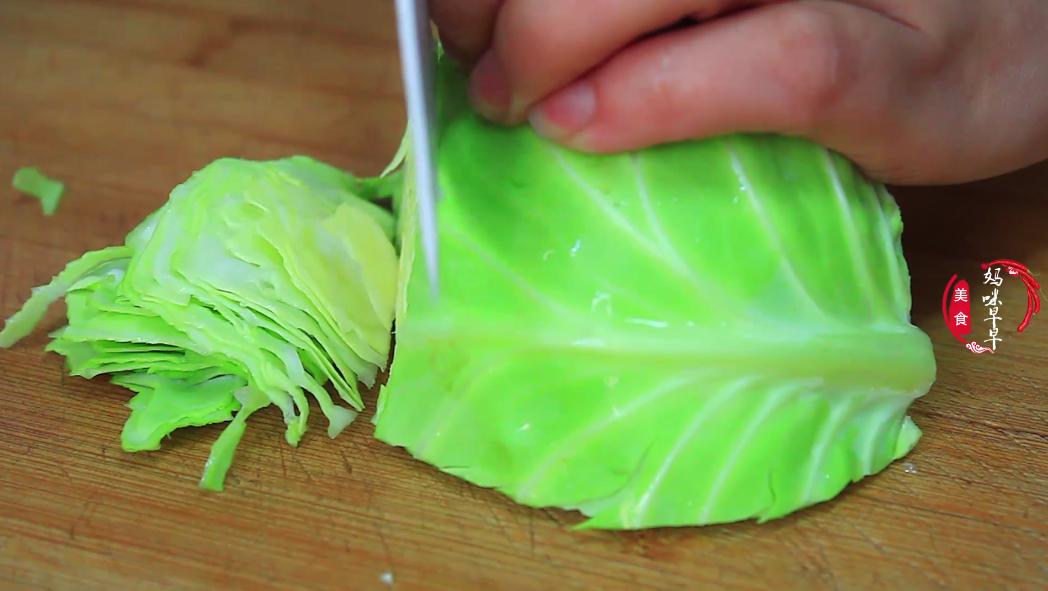 包菜怎么炒好吃不放肉不放红辣椒,包菜炒五花肉好吃还是回锅肉好吃