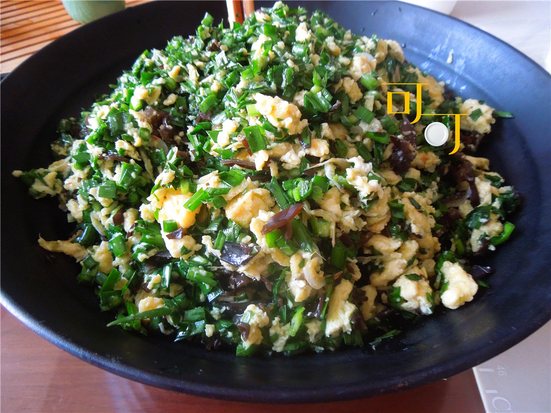 家里多出的饺子馅怎么办？做两个煎饼吃，太香啦