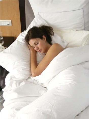 女人睡觉时,要扎发还是散发?我做错多年,难怪掉发快,发际线高