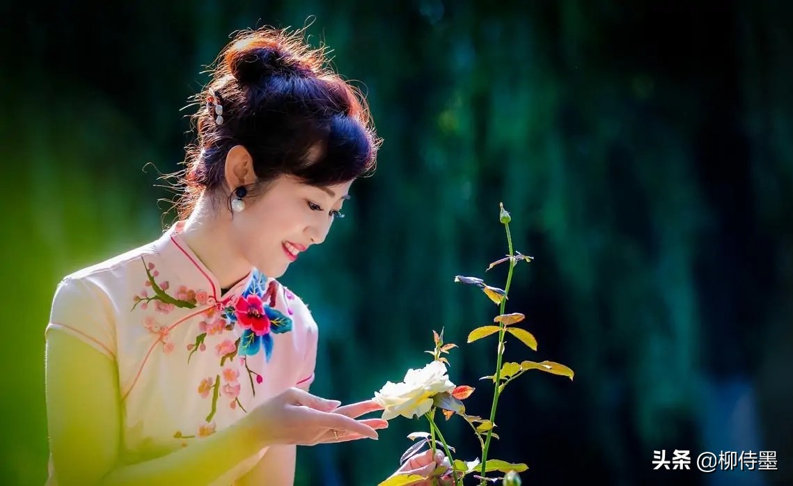 适合中老年女性拍照姿势,中老年摄影入门轻松拍出好照片