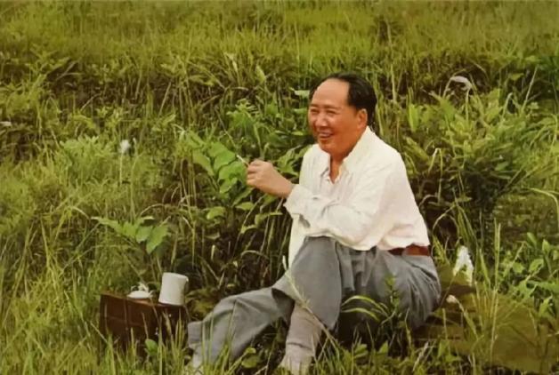 毛*东泽**接待朋友时，发现兜里只剩一根烟，随手一个动作尽显智慧