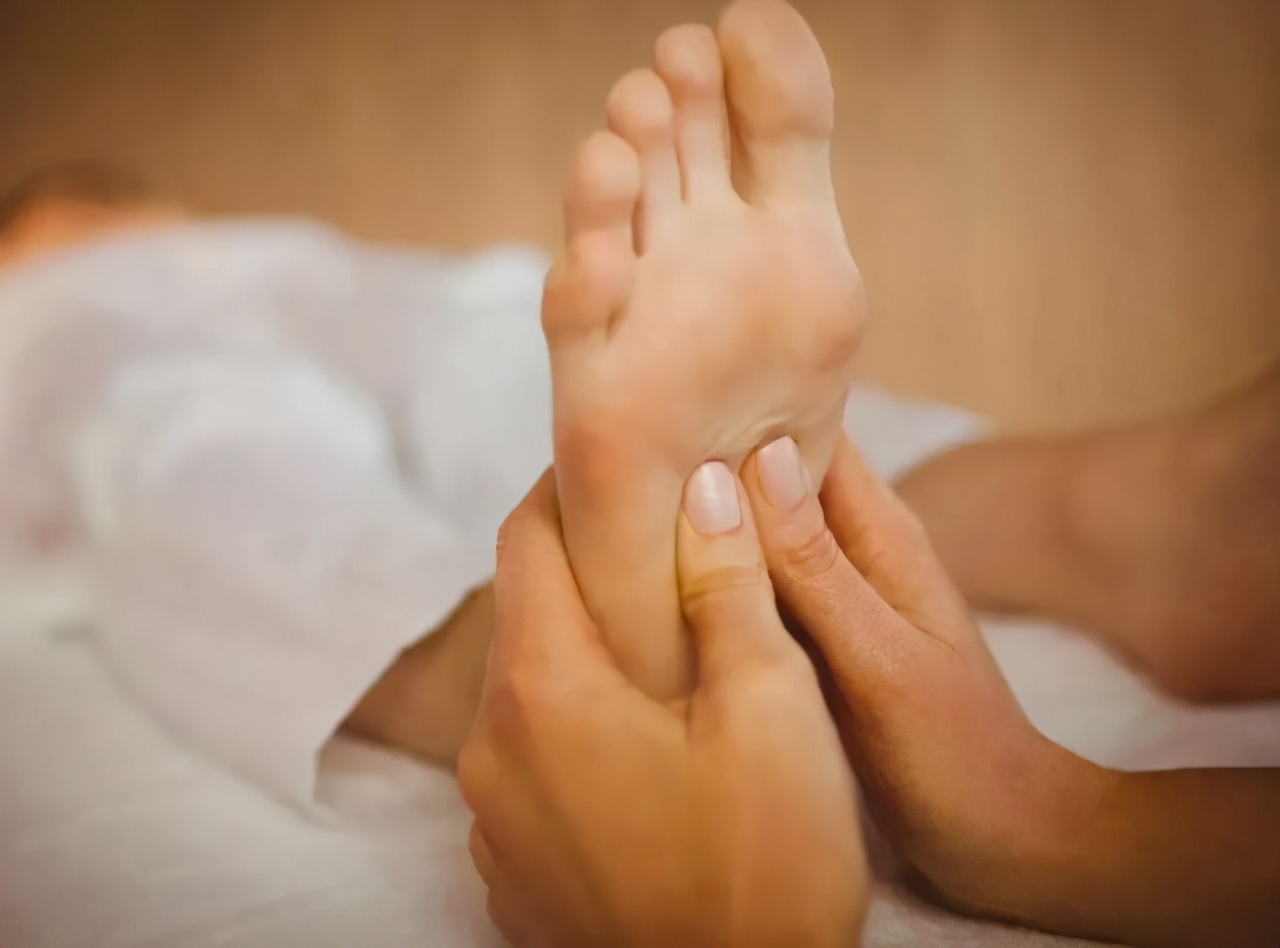 脚冷怎么快速暖和起来小技巧,冬天全身暖和就脚冰冷