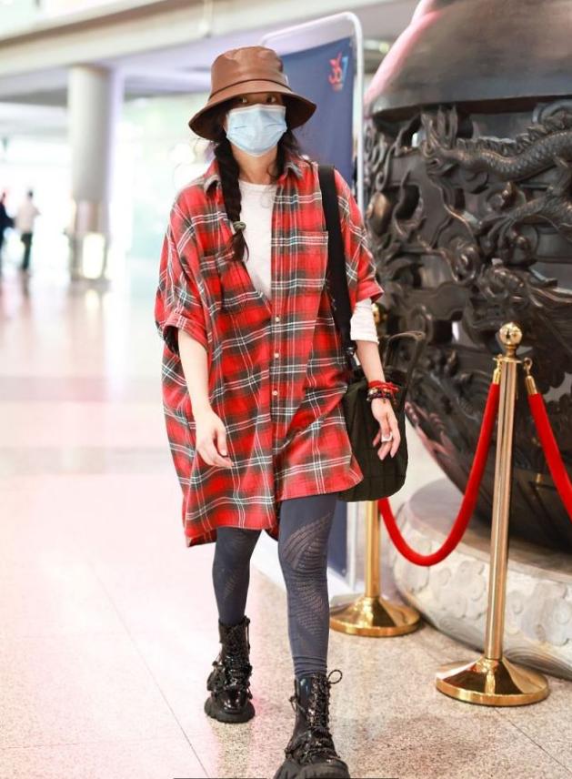 舒淇穿深v上衣穿搭,舒淇穿搭缎面西装