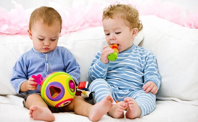 五月宝宝啃咬玩具要不要干预,五个月的宝宝咬玩具咬到发脾气