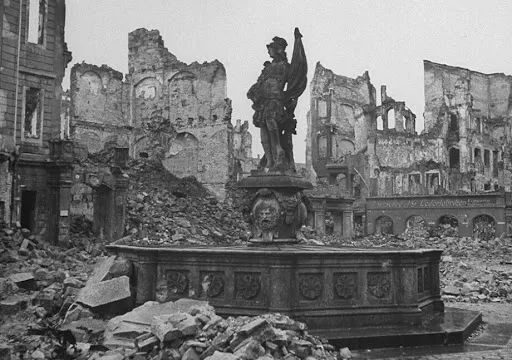 重温《五号屠场》：战争的意义是什么？