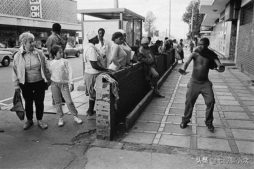 电影里的大厦倒塌现场,电影里建筑物突然崩塌的片段
