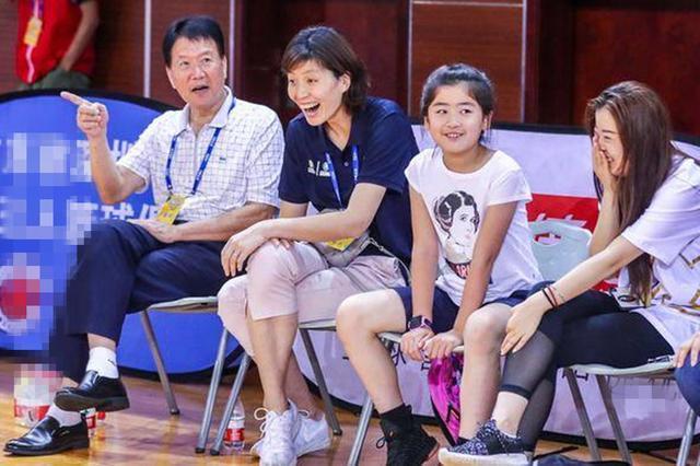 12岁1米9姚明女儿基因强大,姚明11岁女儿身高真的有一米七吗