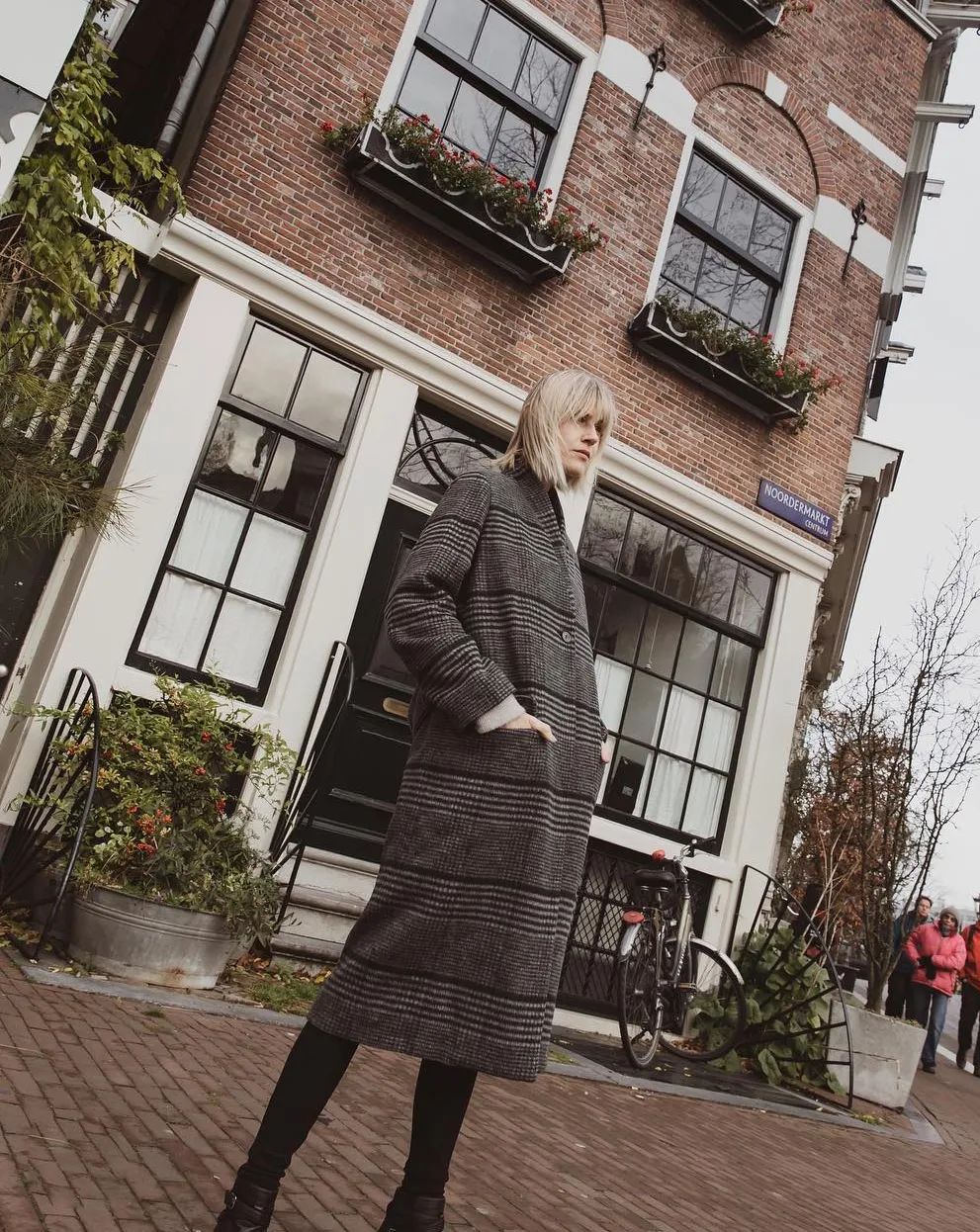 墨绿色格纹大衣怎样搭配好看,短款格纹毛呢大衣的搭配方法