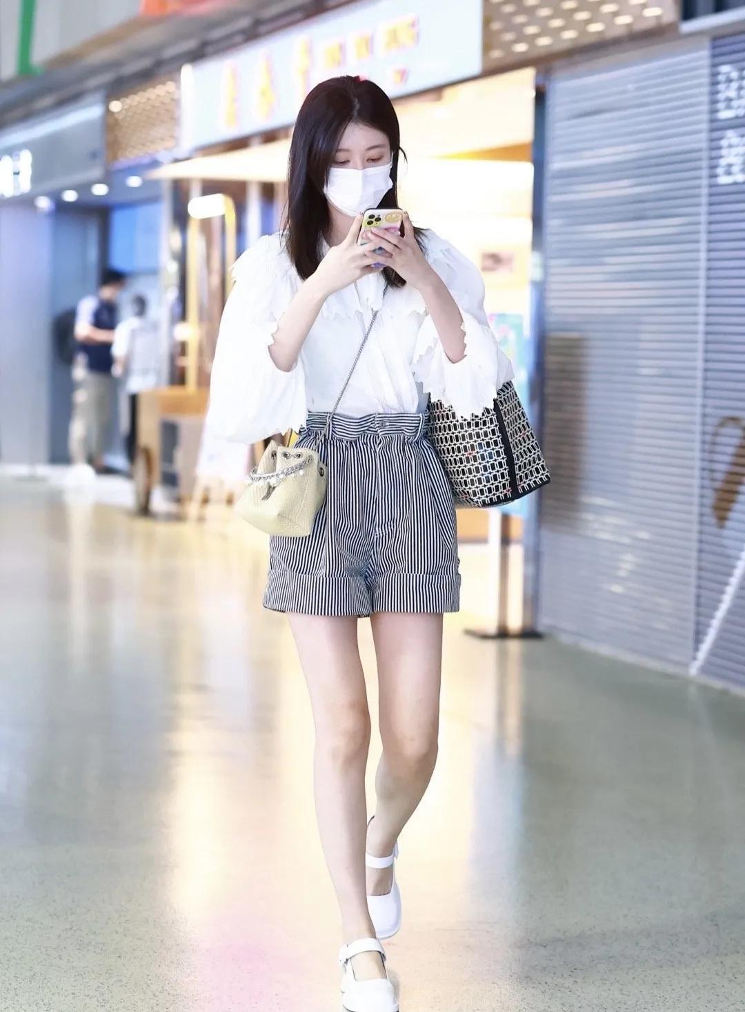 杨幂穿连体短裤时尚大片,杨幂现身粉色风衣配短裤