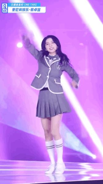 秦牛正威都没有忘动作，SNH宋昕冉直拍居然忘动作，足足停顿20秒