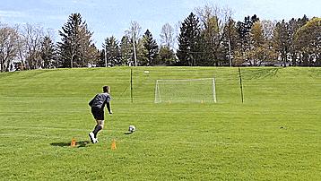 足球训练如何提高踢球发力,足球训练怎样练好两脚出球