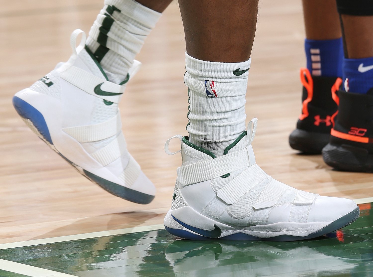 NBA赛场最近三天篮球鞋精选集：鞋头们的赛季鞋王之争越发激烈