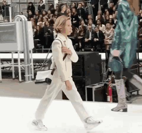 香奈儿流浪包正品是什么皮,香奈儿流浪包值不值得购买